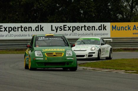 I en af feltets mindste biler formåede Flemming D. Olsen, Jens Erik Hansen og Jens Henrik Hansen ikke bare at vinde deres femte divisionssejr i år, men også at tage årets distancepokal.